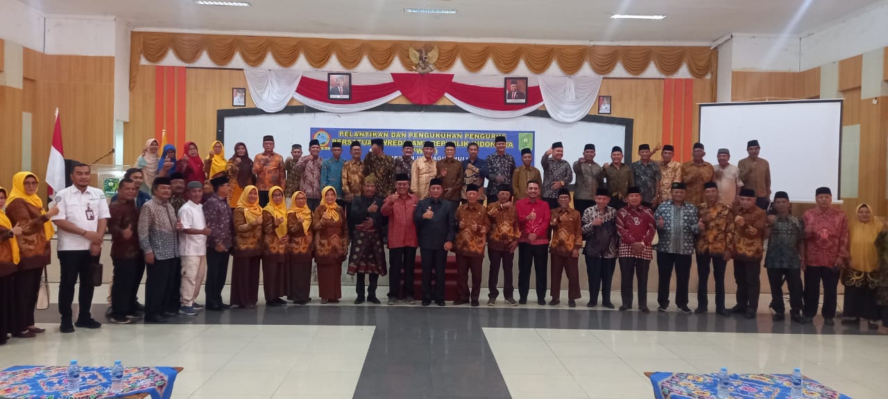 Bersama Ketua Umum PWRI Riau Wakil Bupati Inhu Lantik dan Kukuhkan Pengurus PWRI Inhu